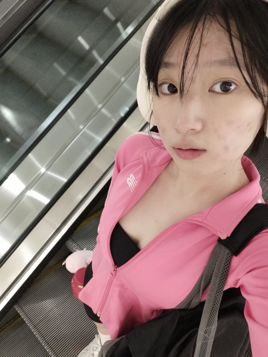 sequirrels's tweet photo. last night’s outfit was so cute 🤏🏻 https://t.co/nR66Ymt03m
