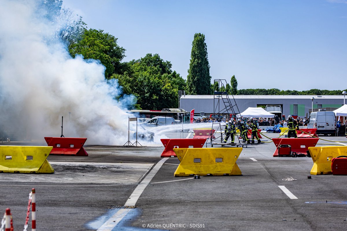 Sdis_95's tweet photo. [#Essais] Feux de batteries lithium-ion : un enjeu de sécurité, d’environnement et d’adaptation opérationnelle.

Avec l’essor de la mobilité électrique, les sapeurs-pompiers sont confrontés à des feux complexes, durables et toxiques, nécessitant des réponses nouvelles. 🔌 

👉 En tant que partenaire technique et cofinanceur à hauteur de 50 %, le #Sdis95 s’est engagé aux côtés du SDIS 91 dans une expérimentation inédite, menée en conditions réelles, rassemblant plus de 150 acteurs issus des mondes #opérationnel, #scientifique, #industriel et #institutionnel.

Objectif❓Innover pour mieux protéger, en associant expertise de terrain, recherche scientifique et savoir-faire industriel.