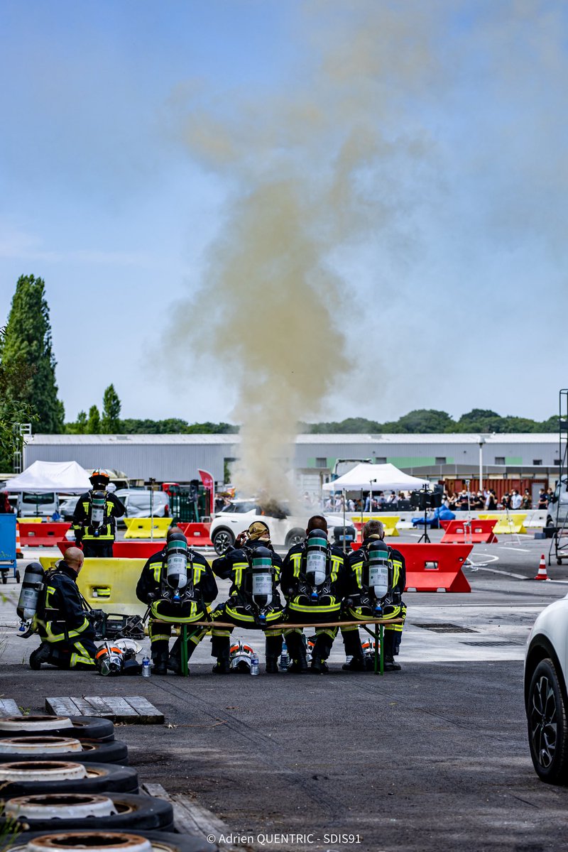 Sdis_95's tweet photo. [#Essais] Feux de batteries lithium-ion : un enjeu de sécurité, d’environnement et d’adaptation opérationnelle.

Avec l’essor de la mobilité électrique, les sapeurs-pompiers sont confrontés à des feux complexes, durables et toxiques, nécessitant des réponses nouvelles. 🔌 

👉 En tant que partenaire technique et cofinanceur à hauteur de 50 %, le #Sdis95 s’est engagé aux côtés du SDIS 91 dans une expérimentation inédite, menée en conditions réelles, rassemblant plus de 150 acteurs issus des mondes #opérationnel, #scientifique, #industriel et #institutionnel.

Objectif❓Innover pour mieux protéger, en associant expertise de terrain, recherche scientifique et savoir-faire industriel.