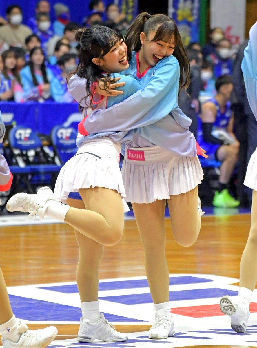 dokudempa's tweet photo. 勝っても負けてもファンと遊んでくれてどれだけ救われたかわからない
あらためて感謝っす
今季いちばん手応えあった1枚
2人ともいなくなっちゃうなんて寂しいなー
#Ko2na
#Hina
#thankyou
#ファイティングイーグルス名古屋 #FE名古屋
#FEgirls #FEVER #Bリーグ #Bチア #チア #チアリーダー #バスケ https://t.co/bBjnMnbwDz