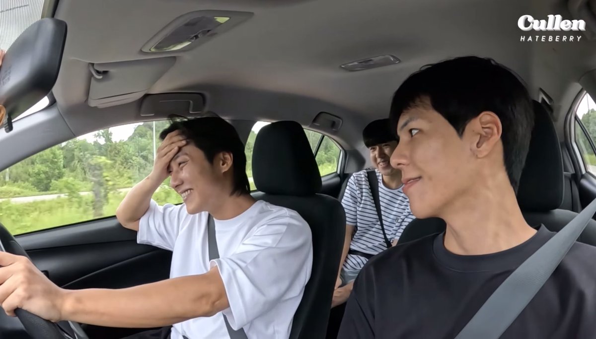 ยังไม่เลิกเขิน👋✨️อีกเหรอ?
ฉัน=ดูหน้าคงนั่งเบาะหลัง//จะเลิกได้เหร้อ)
(ใดๆคนขับท่าจะหนักกว่าฉัน🤭)