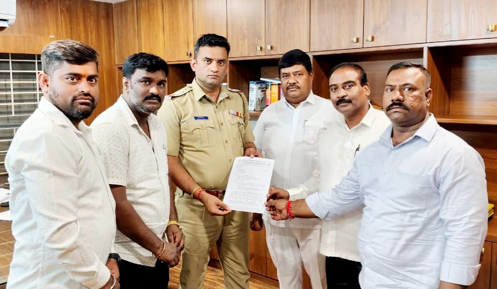 ಮಾಜಿ ಪ್ರಧಾನಿ 'ಭಾರತ ರತ್ನ' ಶ್ರೀಮತಿ ಇಂದಿರಾ ಗಾಂಧಿ ಅವರು ದೇಶದ ಸ್ತ್ರೀ ಶಕ್ತಿಯ ಸಂಕೇತ. ತಮ್ಮ ಸಮರ್ಥ, ಅಭಿವೃದ್ಧಿಪರ, ದಿಟ್ಟ, ದೂರದೃಷ್ಟಿಯ ನಾಯಕತ್ವದಿಂದ ವಿಶ್ವವನ್ನೇ ಪ್ರಭಾವಿಸಿದವರು. 

ಹತ್ತು ಹಲವು ಜನಪರ, ಅಭಿವೃದ್ಧಿಪರ ಯೋಜನೆಗಳ ಮೂಲಕ ದೇಶದ ಸರ್ವತೋಮುಖ ಅಭಿವೃದ್ಧಿಗೆ ಅತ್ಯಂತ ನಿರ್ಣಾಯಕ ಕೊಡುಗೆ ನೀಡಿದವರು. ದೇಶದ ಅಖಂಡತೆ,