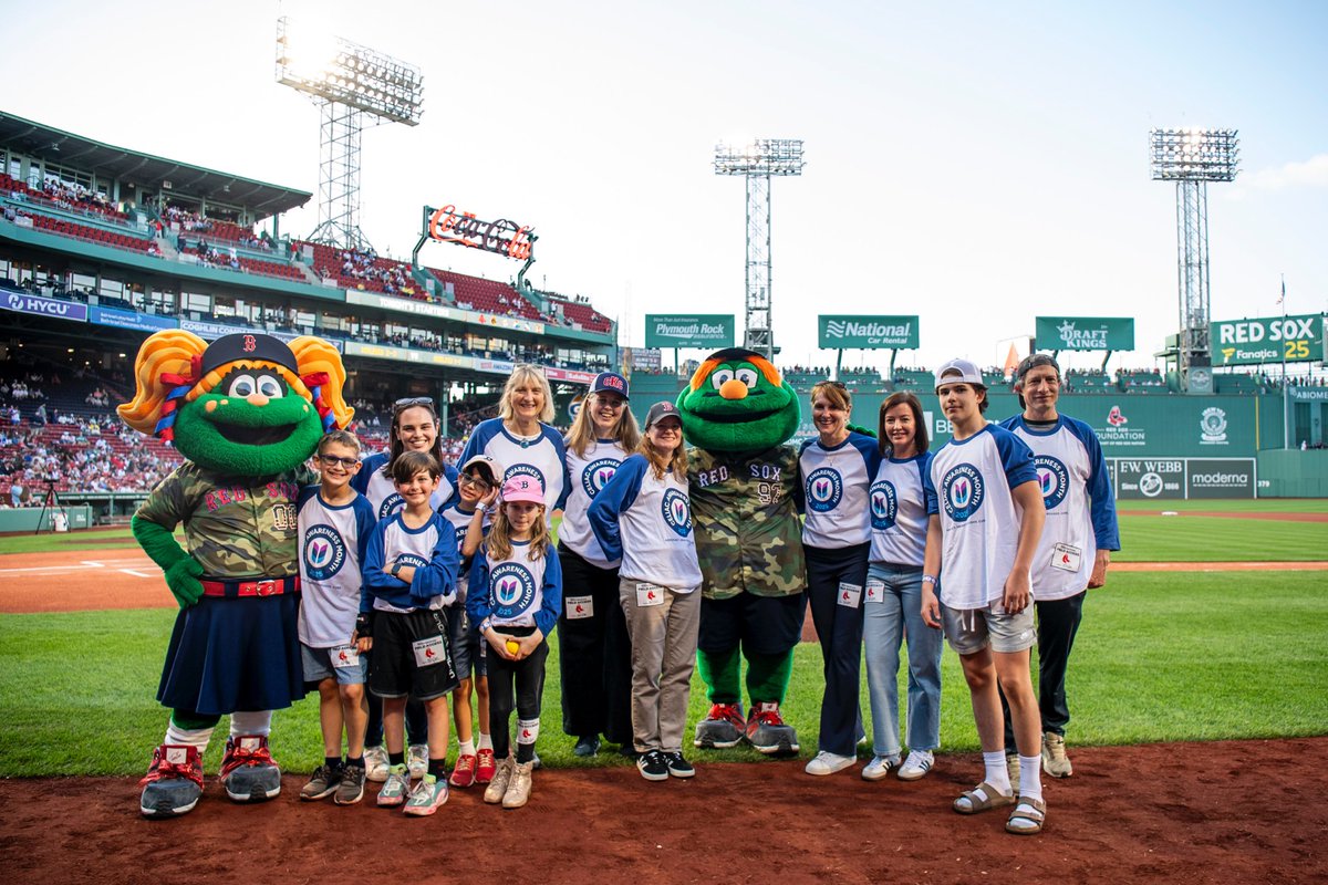 BIDMC_GI's tweet image. Last month, the @RedSox hosted Celiac Awareness Night at Fenway Park.
The Celiac Center's Melinda Dennis & Dan Leffler, along with advocates from celiac centers across Boston, were honored for their work to advance celiac awareness. Congrats on this amazing recognition!💙⚾️