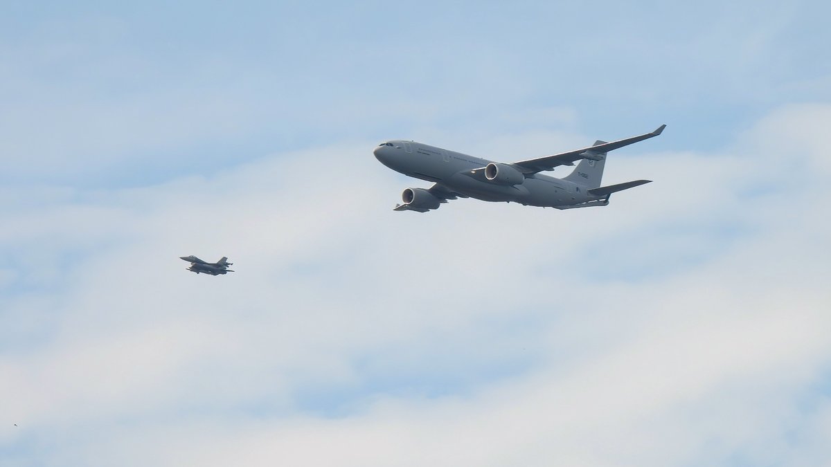 EHEH_Spotter's tweet photo. Back from πΊπΈ : 3 x π§πͺ F16s with the π³π± MRTT
π³π± RNLAF Airbus A330 MRTT T-062 as flight #MULTI31
π§πͺ BAF F16s FA-104 / 56 / 106 as flight #BAF431/433
#NLspot #BAF #RNLAF #garden https://t.co/UUAQN8FaiR