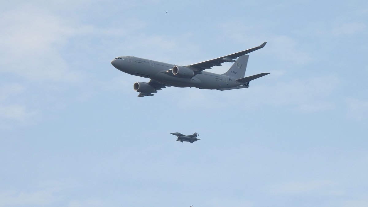 EHEH_Spotter's tweet photo. Back from πΊπΈ : 3 x π§πͺ F16s with the π³π± MRTT
π³π± RNLAF Airbus A330 MRTT T-062 as flight #MULTI31
π§πͺ BAF F16s FA-104 / 56 / 106 as flight #BAF431/433
#NLspot #BAF #RNLAF #garden https://t.co/UUAQN8FaiR