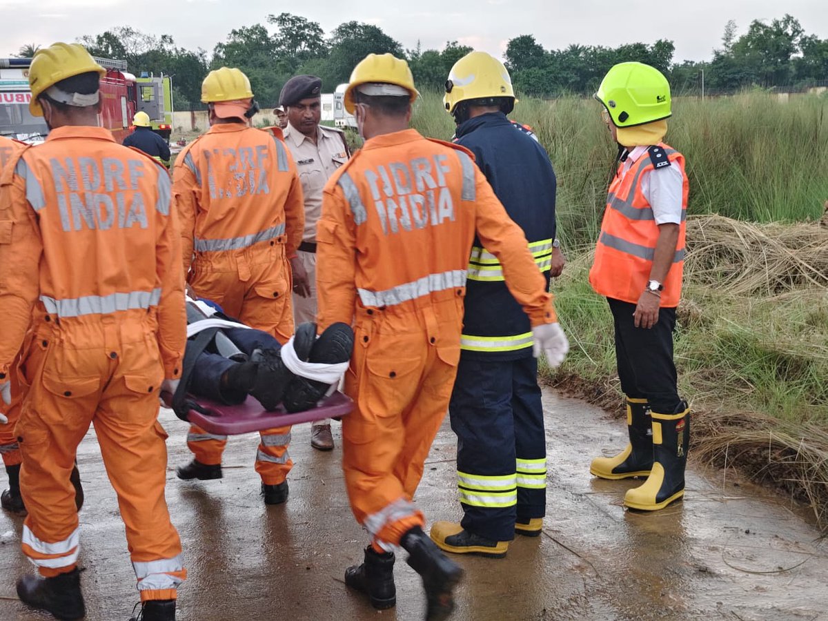 09NDRF's tweet photo. An #Emergencyexercise held at deoghar airport by Airport authority under the supervision of CEO ,#Deoghar Airport Limited. Different Stake holders i.e ATC, #AIIMS , DFS, DDMO deoghar, IB & #JharkhandPolice Participated in this exercise. https://t.co/Xpuas1pPvQ