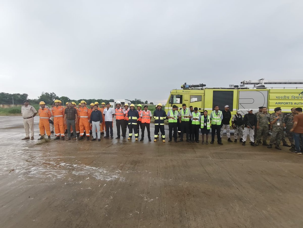 09NDRF's tweet photo. An #Emergencyexercise held at deoghar airport by Airport authority under the supervision of CEO ,#Deoghar Airport Limited. Different Stake holders i.e ATC, #AIIMS , DFS, DDMO deoghar, IB & #JharkhandPolice Participated in this exercise. https://t.co/Xpuas1pPvQ