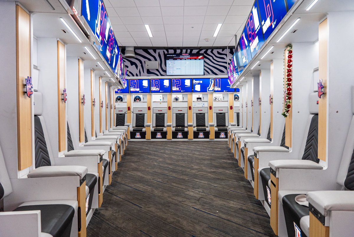 SportsDissected's tweet image. A look at @ArizonaFBall’s bespoke locker room, part of a broader, $15 million investment into Arizona Football’s facilities 🐻🌵🏈
#ArizonaFootball #RoyalKey #CollegeFootball #FacilityDesign