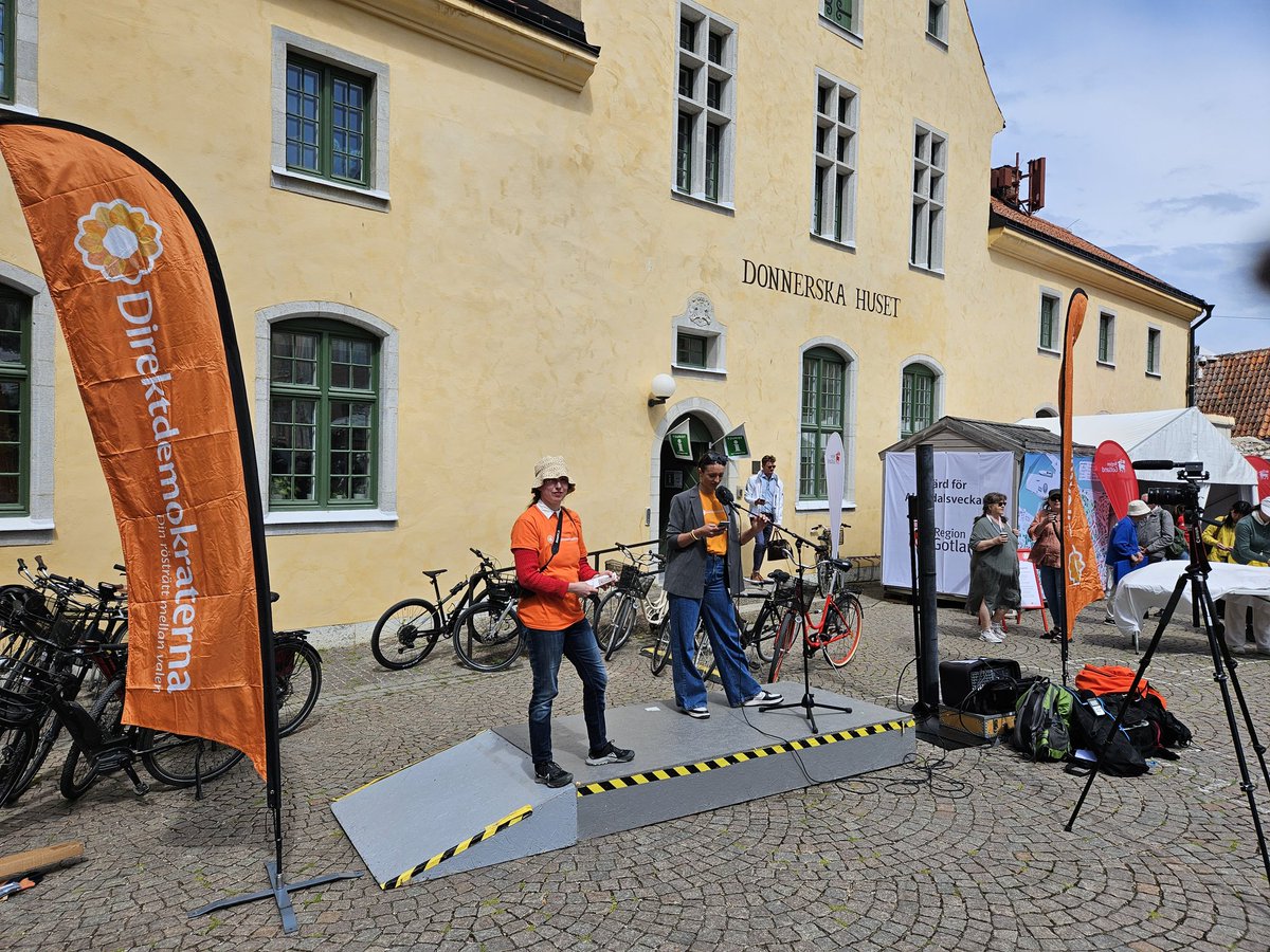 Vi har bokat talarplatsen i Visby, Donners plats följande tider:
24/6 kl. 11-12, 13-14
25/6 kl. 11-12, 14-15
26/6 kl. 14-15, 16-17,
27/6 kl. 13-14, 14-15
Kom hit och lyssna, diskutera och förändra världen!