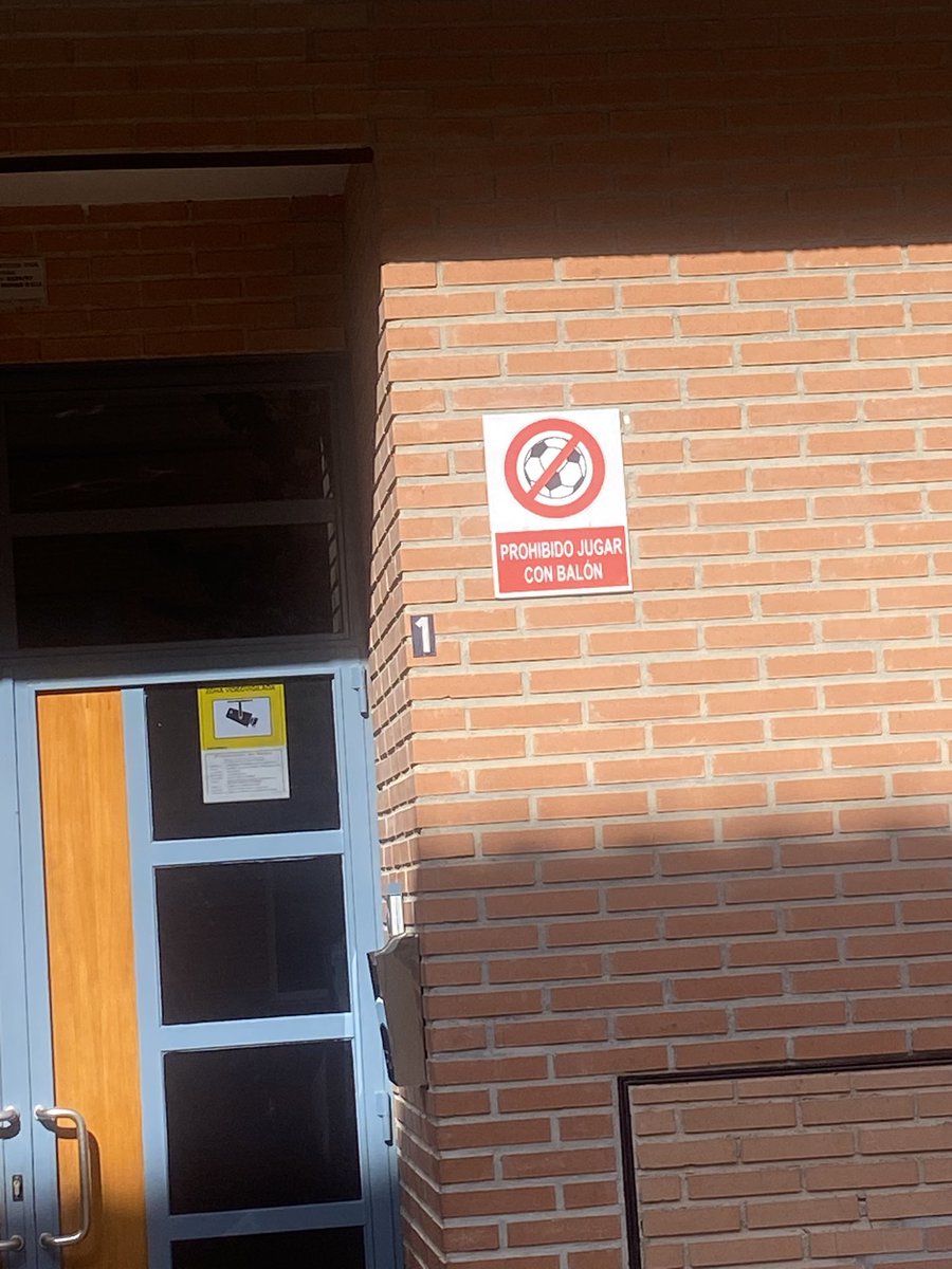Pablo Lopez Ruiz (@pablolopezru) on Twitter photo Que asco me da ver estos carteles en todas las plazas. Que asco me da ver estos carteles en todas las plazas.