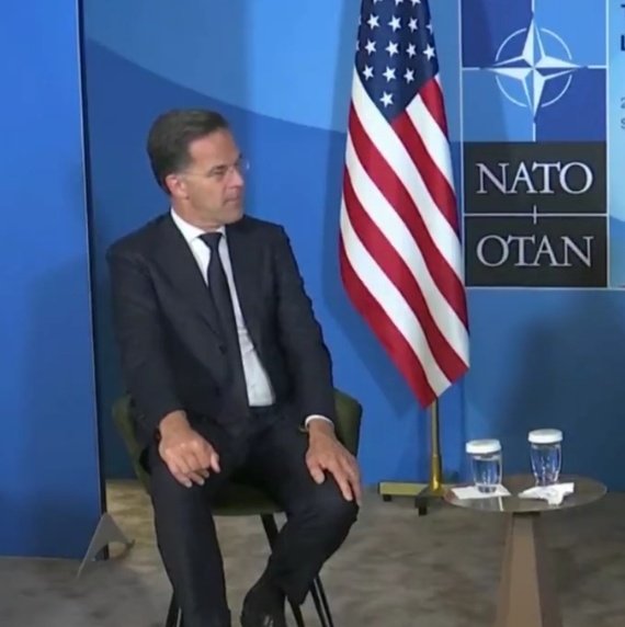 KAFKA_Dev's tweet photo. Mensen van hun zuurverdiende geld BEROVEN om oorlog te voeren &amp; ‘daddy’ Trump diep in zijn reet kruipen....

Doe een ❤️ &amp; RT als je ook zo WALGT van slijmbal Rutte! 

#NATOSummit https://t.co/xrrGe5sisQ