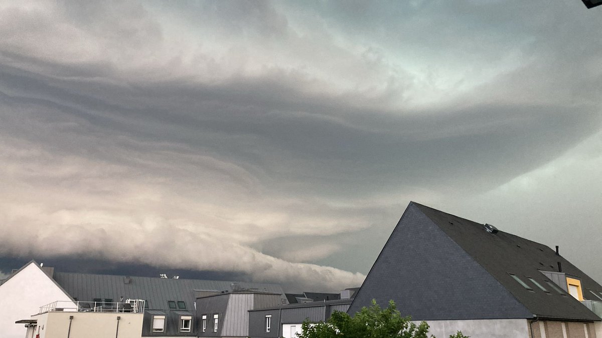 GeoffroyPont's tweet photo. @ExtremeMeteo à Rouen https://t.co/ZO7BKadkAR