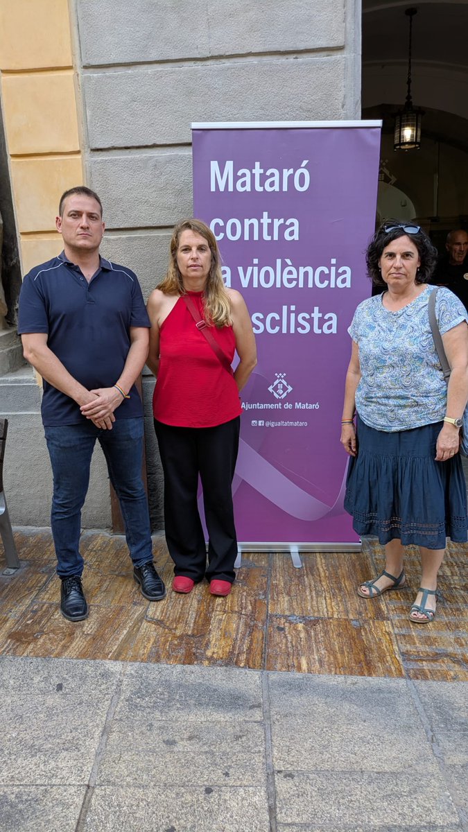 Concentració davant de l'Ajuntament contra la violència masclista i dir PROU!!! Cal aturar aquesta xacra social.

Des de principi d'any, sumem 44 víctimes de feminicidis, les dues darreres avui mateix al País Valencià, una mare i la seva filla de dos anys.