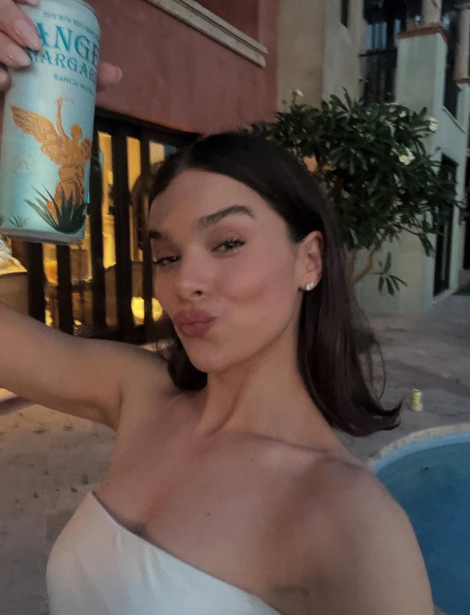SteinfeldSource's tweet photo. HI MOMMY! Hailee Steinfeld via Instagram https://t.co/BVnEndqscK