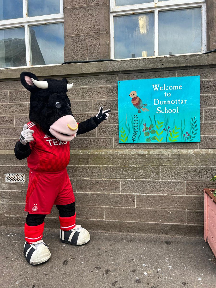 Angus the Bull, Aberdeen FC’s legendary mascot, charged into Dunnottar for Health Week! 💪🎉
Laughter, high fives &amp; big Aberdeen spirit all around! 🐂❤️ Huge thanks to <a href="/AberdeenFC/">Aberdeen FC</a>!
#HealthWeek #AngusTheBull #AberdeenFC #ActiveKids #BullieveInYourself <a href="/dywshire/">DYW Aberdeenshire Council</a>