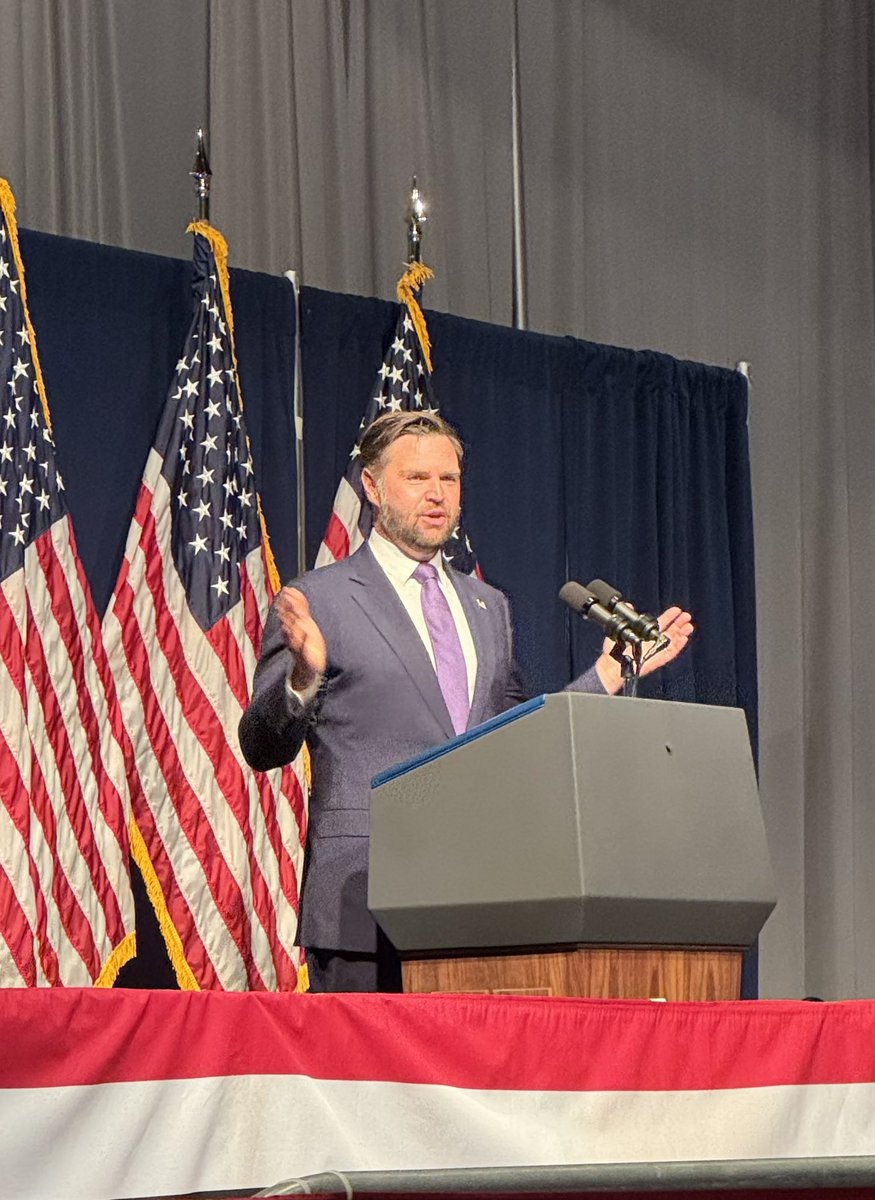 theresagavarone's tweet image. Yesterday, Ohio welcomed home Vice President JD Vance!
Thank you to my good friend @schroedertony for the invitation to join his table at a packed dinner last night as we celebrated the accomplishments of our country with strong leadership from President Trump and Vice President…