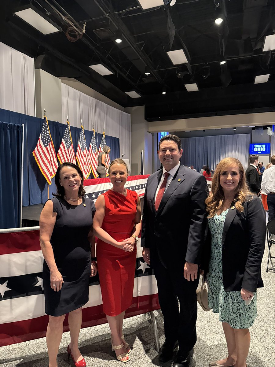 theresagavarone's tweet image. Yesterday, Ohio welcomed home Vice President JD Vance!
Thank you to my good friend @schroedertony for the invitation to join his table at a packed dinner last night as we celebrated the accomplishments of our country with strong leadership from President Trump and Vice President…
