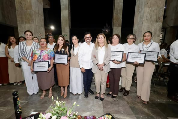 teechiapas's tweet image. 👩‍🔬 Para conmemorar el #DíaDeLaMujerEnLaIngeniería, el Congreso de Chiapas reconoció a mujeres destacadas en ciencia y tecnología. En representación de la Magistrada Presidenta Magali Arellano, asistió la Lic. Elizabeth Cruz del TEECH. #Chiapas #TEECH