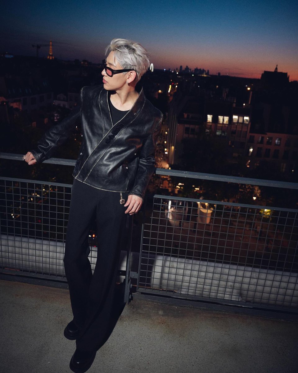 HallyuSG's tweet photo. Picture perfect sunset — and a more picture perfect @BamBam1A in @LouisVuitton ✨

📸 More below

#BamBam #뱀뱀 #GOT7 #갓세븐  #LVMenSS26 #LouisVuitton #BamBamxLVMenSS26 https://t.co/aeDjwpcOqV