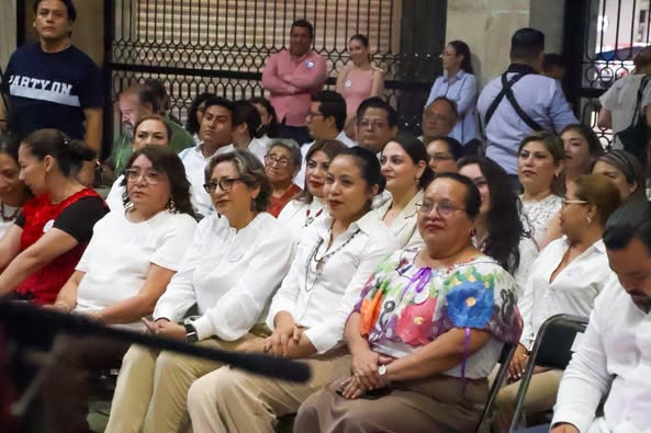 teechiapas's tweet image. 👩‍🔬 Para conmemorar el #DíaDeLaMujerEnLaIngeniería, el Congreso de Chiapas reconoció a mujeres destacadas en ciencia y tecnología. En representación de la Magistrada Presidenta Magali Arellano, asistió la Lic. Elizabeth Cruz del TEECH. #Chiapas #TEECH