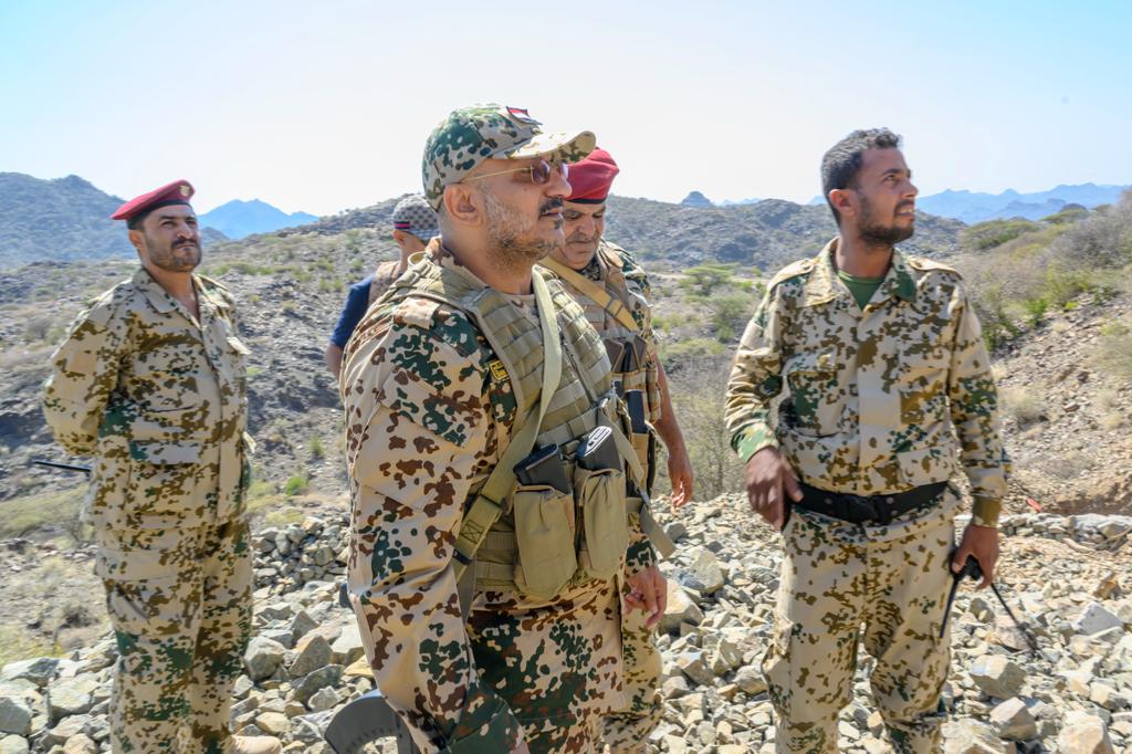 مرتدي الزي العسكري حامل بندقيته 
يتنقل بين الابطال في المتارس 
يسعى بكل جهد لتحرير الوطن من بطش الكهنوت 
يقدم الخدمات للمواطنين كل يوم فمن أنتم ي اقزام هذا طارق الي شمس الساحل كوت وجهه 
وانتم المكيفات عفنت ب المؤخرات اصمتوا أيها الاقزام فأنتم مجرد صعاليك لا قرار لكم
