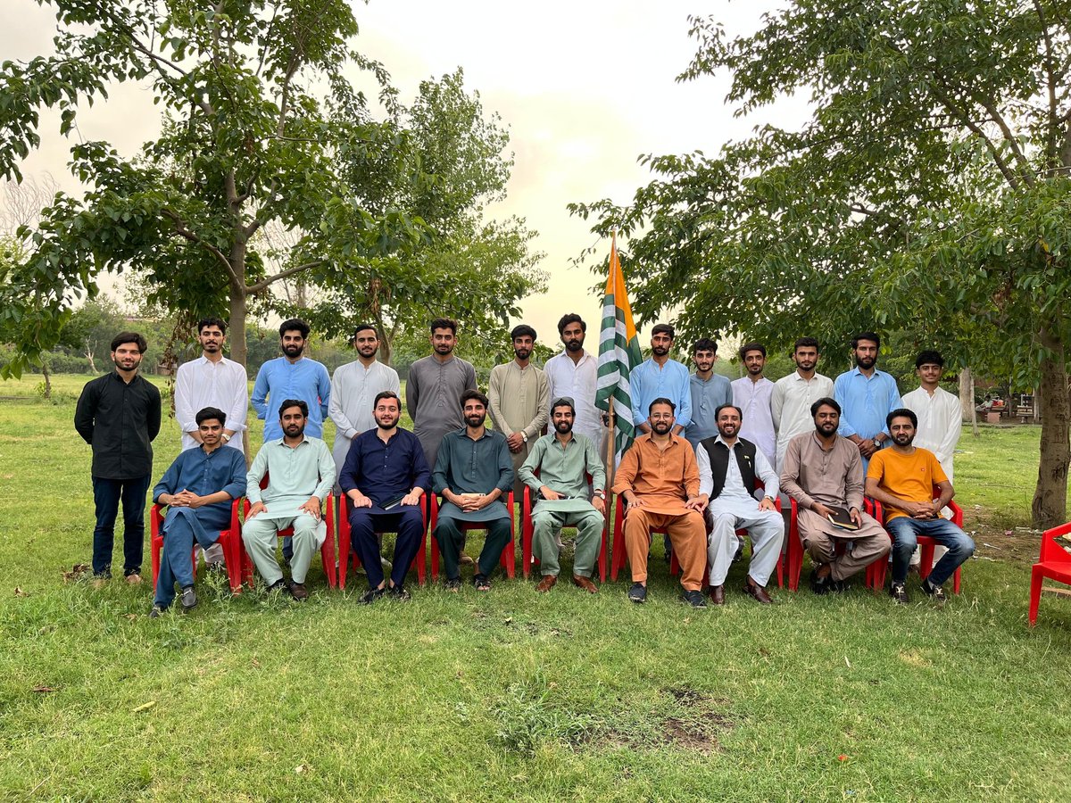 JKSO_IIUI's tweet photo. 1. جموں و کشمیر اسٹوڈنٹس آرگنائزیشن کا سالانہ جنرل کونسل اجلاس منعقد ہوا، جس میں مرکزی کابینہ کو تحلیل کر کے الیکشن کمیشن تشکیل دیا گیا۔
2. اجلاس میں تنظیم کی سالانہ کارکردگی رپورٹ پیش کی گئی اور آئندہ سال طلباء کی مؤثر نمائندگی کے عزم کا اعادہ کیا گیا۔
#jkso #Kashmir https://t.co/qO1qTioSv0