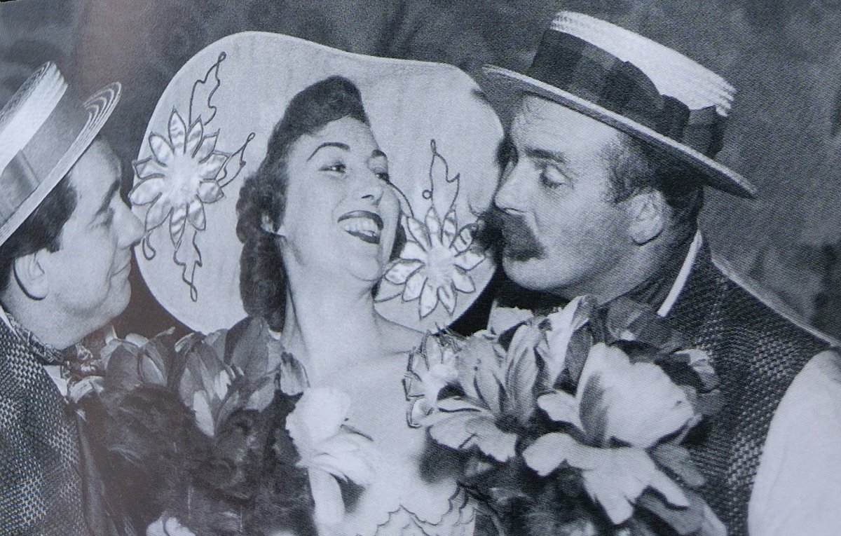 JMHallett19935's tweet image. Remembering #TonyHancock who passed away on this day in 1968.

A pic with a future Dame Vera Lynn and Jimmy Edwards from Tony Hancock the Definitive Biography by John Fisher.

Happy Wednesday!

Photo ©️ Ron Case/Keystone/Hulton Archive/Getty Images

#jimmyedwards #veralynn