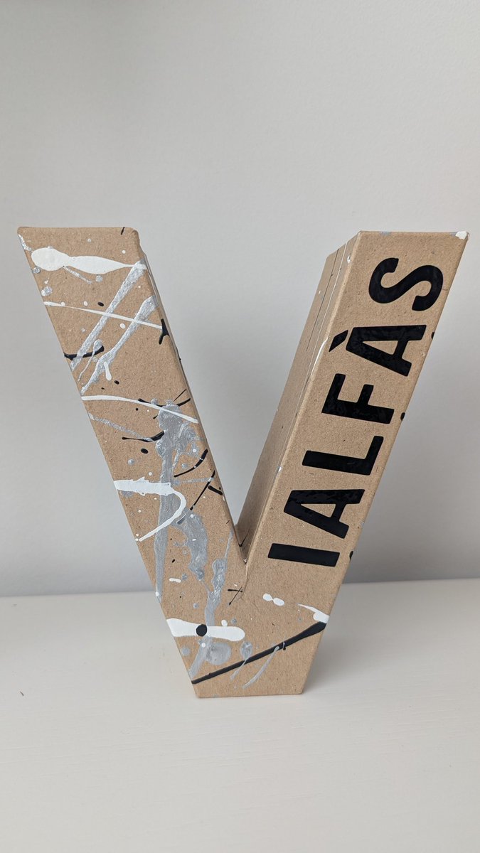 Durant la festa de fi de curs 🎉, vam acomiadar l'alumnat de 6è curs en una celebració molt emotiva i sentida per tothom 💖.
Se'ls van lliurar les orles 📜 i un detall 🎁 a cadascun.
Us desitjam molta sort 🍀 en aquesta nova etapa que ara començau 🚀.
Moltes gràcies, famílies !