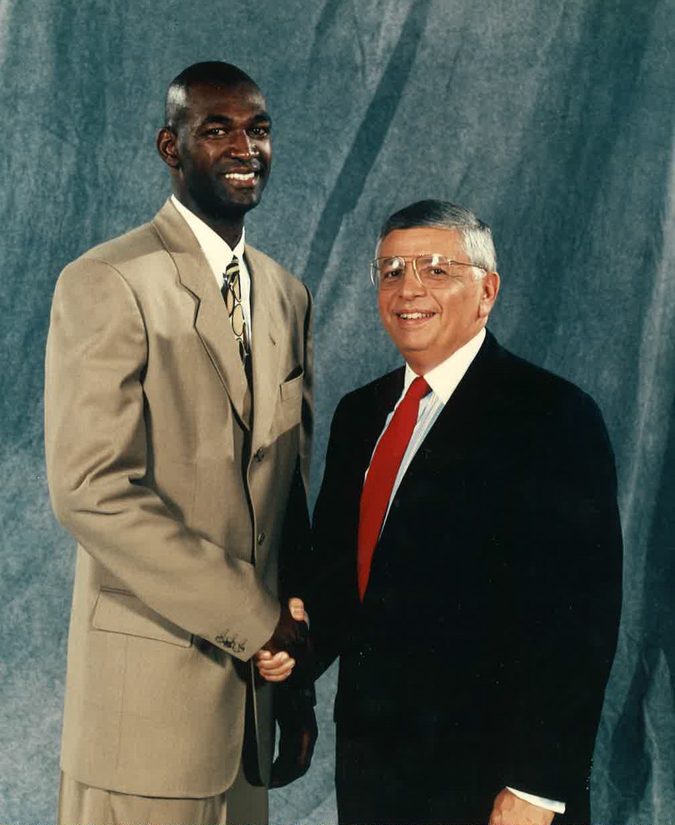 UIC_MBB's tweet image. In honor of the @NBADraft tonight, we look back 30 years to honor 1st round draft pick Sherell Ford, who was chosen 26th overall in 1995 by the Seattle Supersonics after playing four seasons with the Flames (1992-95).
#ChicagosCollegeTeam