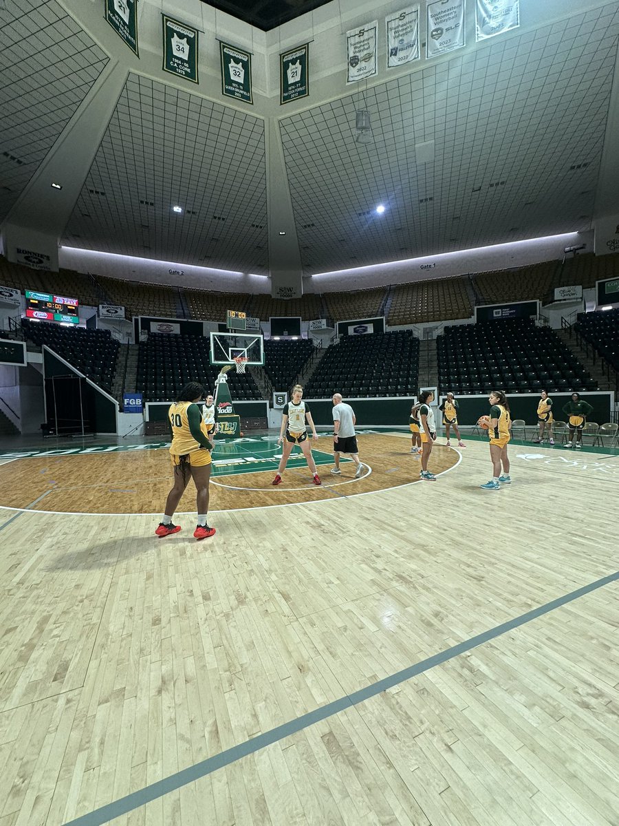 LionUpWBB's tweet photo. DAY 1 in the 📚💪

#LionUp https://t.co/Ii5Bc6crLZ