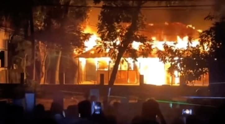 ব্রাহ্মণবাড়িয়ায় ফুল ছেঁড়াকে কেন্দ্র করে দুই গোষ্ঠীর রক্তক্ষয়ী সংঘর্ষ: পুলিশসহ আহত ৩০, বাড়িঘরে আগুন