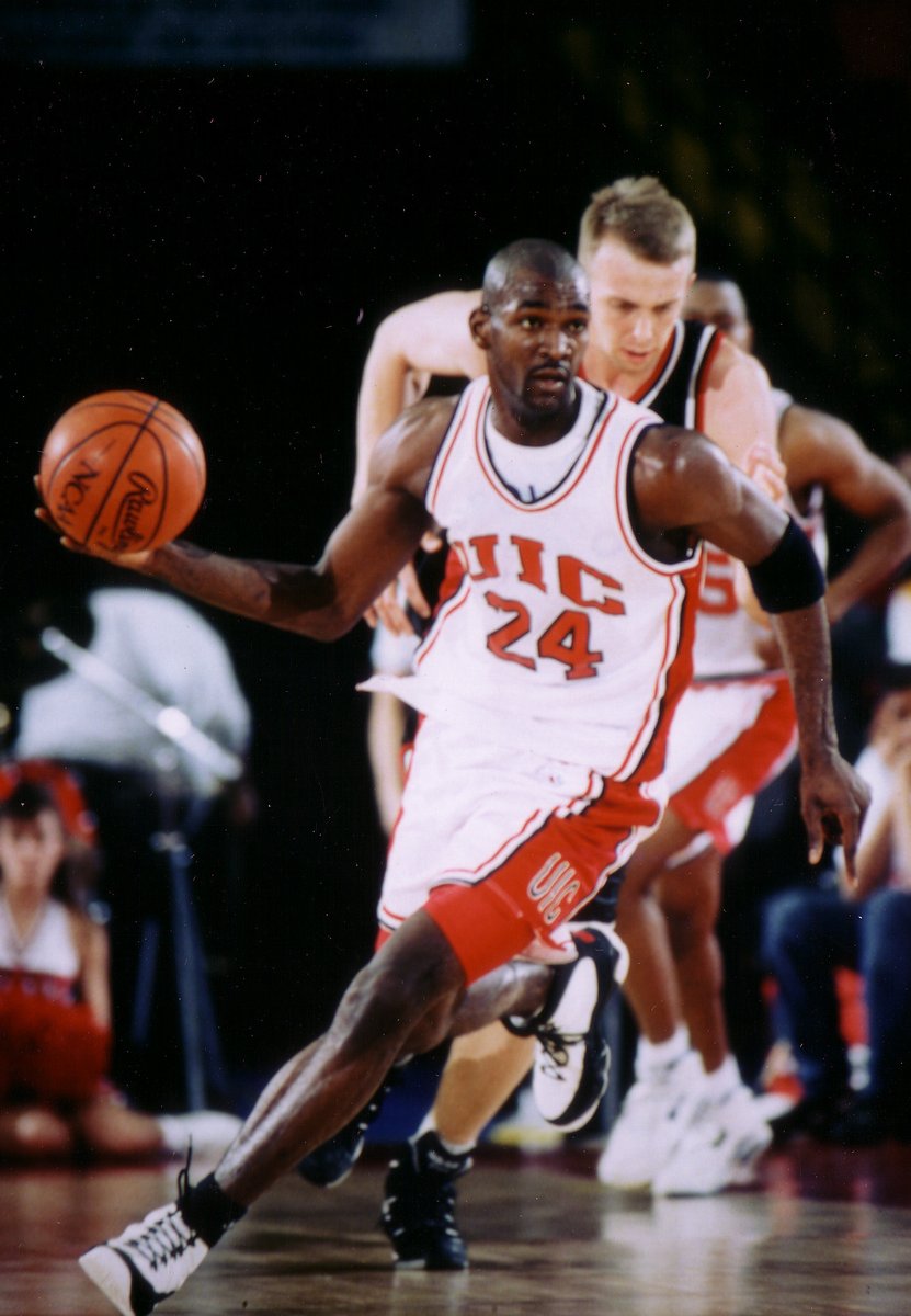 UIC_MBB's tweet image. In honor of the @NBADraft tonight, we look back 30 years to honor 1st round draft pick Sherell Ford, who was chosen 26th overall in 1995 by the Seattle Supersonics after playing four seasons with the Flames (1992-95).
#ChicagosCollegeTeam