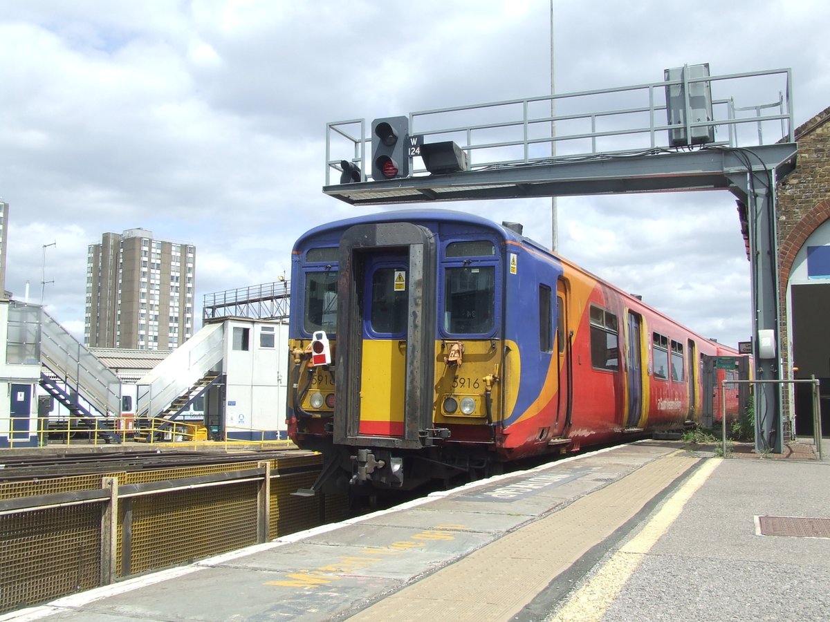 37800 with 455912 and 455916 seen at Clapham Junction working 5Q76 towards Newport Docks. The 455's was dumped at Bristol Parkway.

Was going to see these pass on the GWML however because of the delay I was unable to make it and they got there before me.
