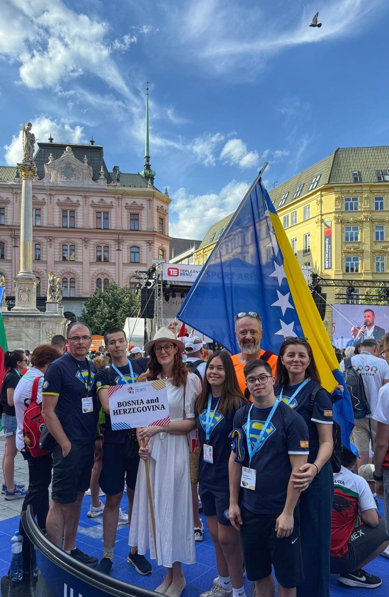 Nikad veći ponos! Mala, ali herojska reprezentacija BiH po prvi put sudjeluje na Europskom prvenstvu za hendikepirane mlade i djecu s poteškoćama koja se održava u 🇨🇿Brnu. Čast mi je bilo, na njihov poziv, ponijeti s njima zastavu naše domovine na svečanom otvaranju igara! 

🇧🇦❤️
