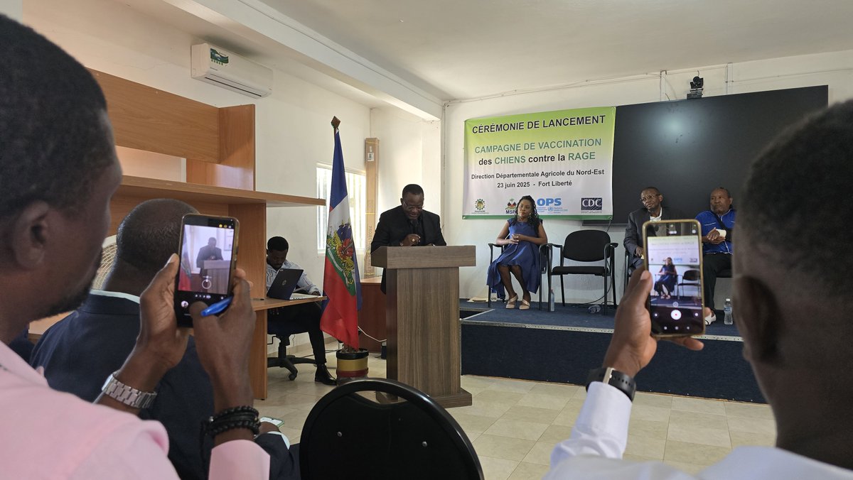 OPSOMSHaiti's tweet image. 🐾 Briser la chaîne de transmission du virus de la rage et protéger les populations : c’est l’objectif que s’est fixé @MAgricultureHT (MARNDR), avec le soutien de l’Organisation Panaméricaine de la Santé (OPS/OMS) en Haïti et du @CDCGlobal. 1/3 ⤵️
#AnimalHealth #SanteAnimale