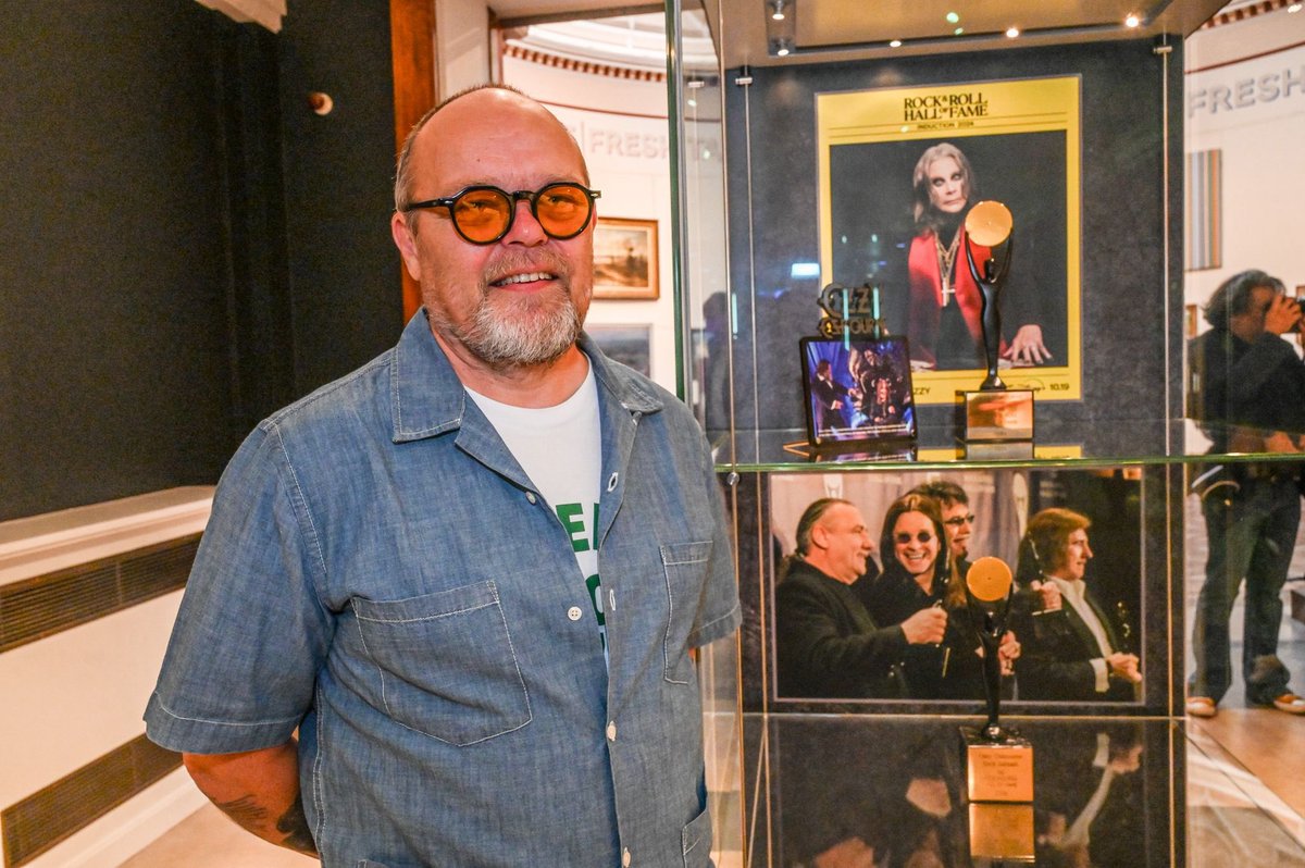 BirminghamMusicArch (@brummusicpics) on Twitter photo Working Class Hero. A free exhibition celebrating the Brummie, global cultural icon <a href="/OzzyOsbourne/">Ozzy Osbourne</a> What a day! Enjoy!
#birminghamforever Working Class Hero. A free exhibition celebrating the Brummie, global cultural icon <a href="/OzzyOsbourne/">Ozzy Osbourne</a> What a day! Enjoy!
#birminghamforever
