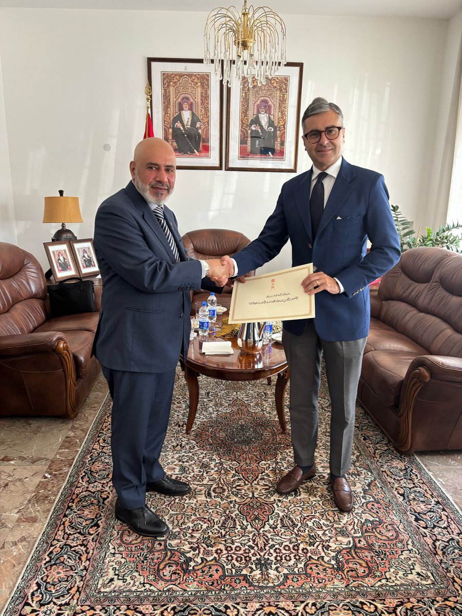 سمو السيد رئيس البعثة يسلم البراءة القنصلية لكل من سعادة فرانسيسكو بالاو جريج القنصل الفخري لسلطنة عمان في اقليمي لومبارديا وليغوريا وسعادة توماسو ديريكو القنصل الفخري لسلطنة عمان في اقليمي توسكانا وإيميليا رومانيا.