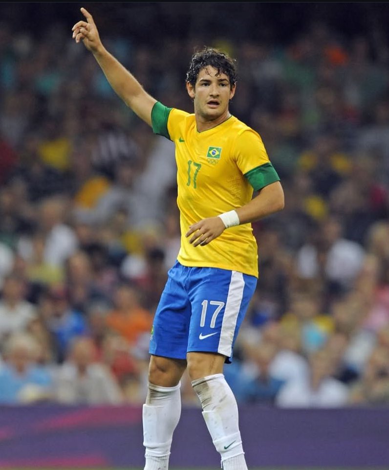 foradoar202's tweet photo. O jogador Pato decidiu arcar com todos os custos para que a família de Juliana Marins possa trazer o corpo dela para o Brasil 🙏🏻👏🏻 https://t.co/vi5m7dplLx