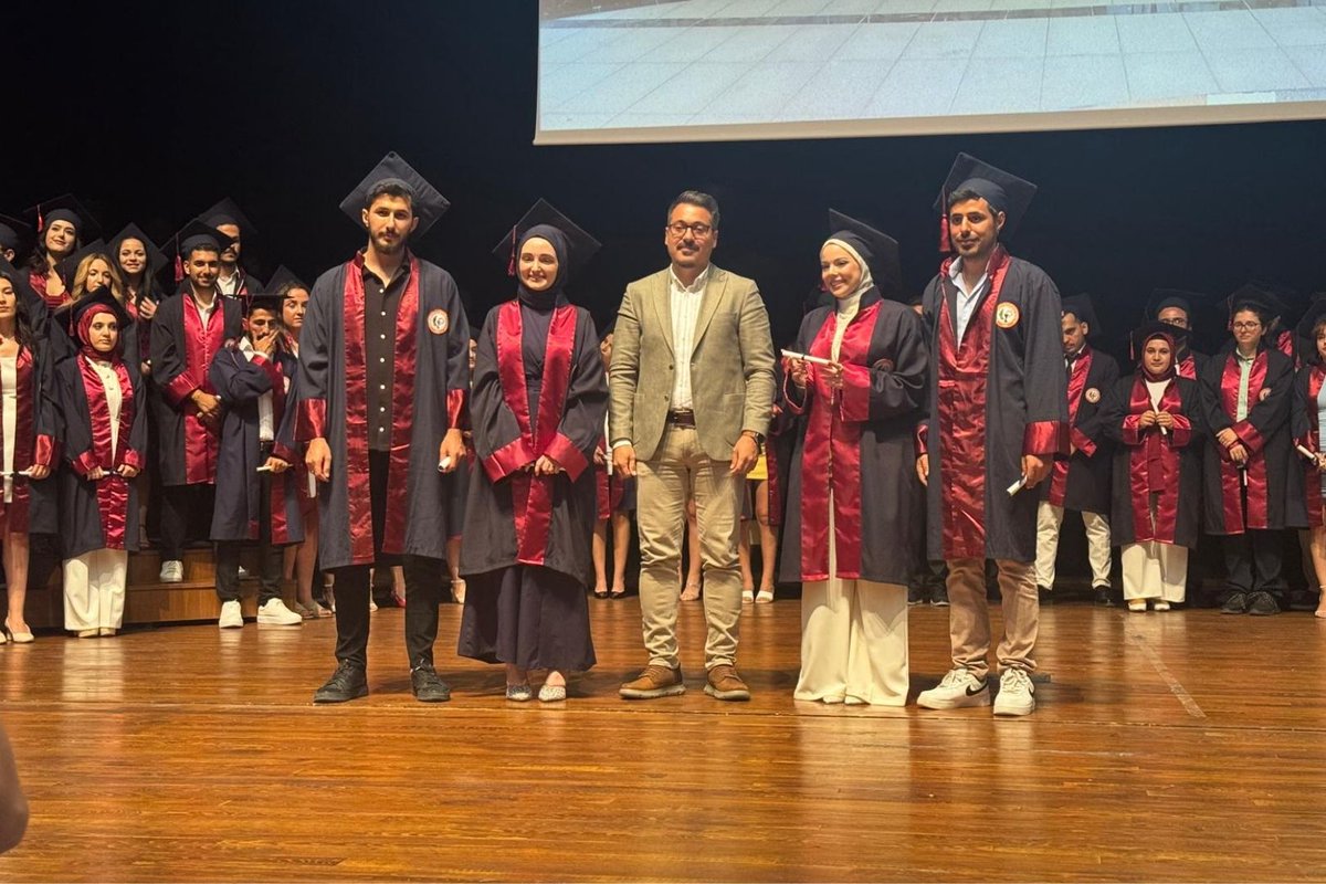 Mersin Üniversitesi Eczacılık Fakültesi 2024-2025 Eğitim-Öğretim Yılı Mezuniyet Törenine, Kooperatifimizi temsilen açılış konuşmasını da gerçekleştiren Yönetim Kurulu Üyemiz Ecz. Yasemin Emre ile Yönetim Kurulu Üyemiz Ecz. Devran Baykara katılım sağladı.
Eczacılık mesleğine adım