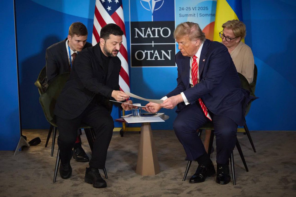 During his meeting with Donald Trump, President Zelensky presented evidence that Russia has returned the bodies of its own soldiers falsely labeled as fallen Ukrainian defenders.

He also shared battlefield maps exposing the truth behind Russian propaganda—revealing that their