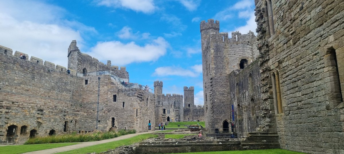 ShadowGabriel's tweet photo. Thanks @CDawgVA and @premier_two for the wales trip inspiration! #generationalwelsh #caernarfon https://t.co/NgFs3u0CUF