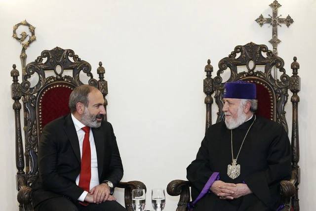 Про високу теологію:

Прем'єр-міністр Вірменії Нікол Пашинян запропонував показати свій пеніс католикосу Гарекіну II після того, як священик звинуватив його в обрізанні та в тому, що він «не є справжнім християнином».