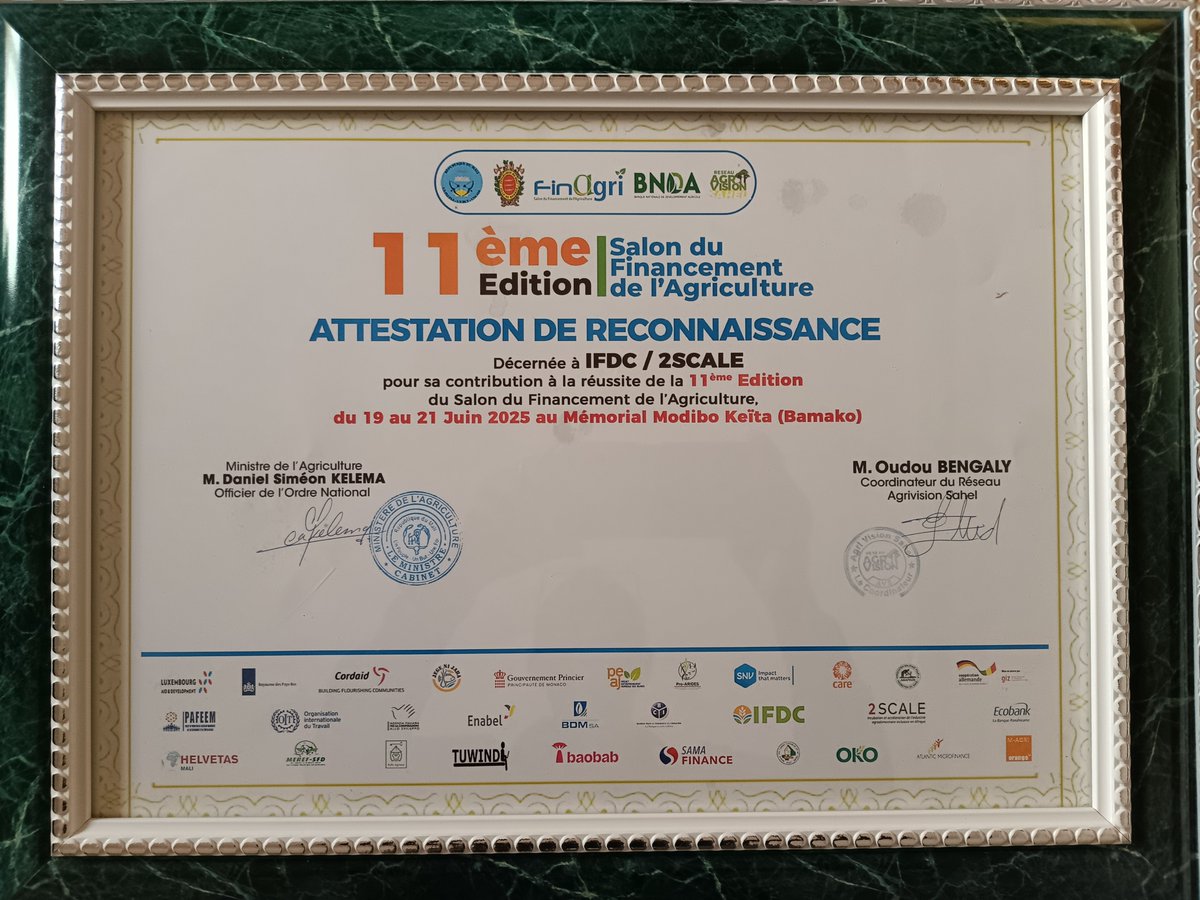 SCALE_2's tweet photo. 2SCALE a porté haut les couleurs de l’#AgrobusinessInclusif lors du #FINAGRI2025 à Bamako 🇲🇱
✔️ Modèle d’accès aux intrants innovant
✔️ Promotion des produits locaux
✔️ Rencontres B2B fructueuses
#2SCALE #PME #FinancementAgricole #Mali
@IFDCGlobal @SNVworld @Bopinc @marinadiboma https://t.co/qa9O4naOCr