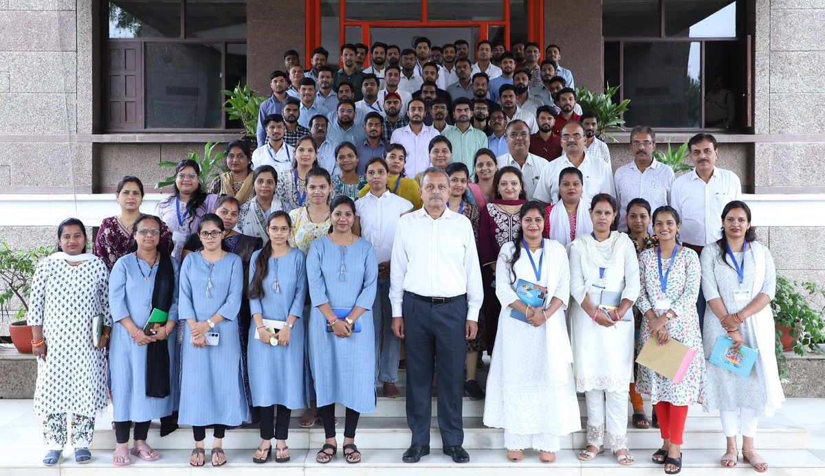 MPTransco's tweet photo. Outsource Employees: An Integral Part of MP Transco-
MD Er. Sunil Tiwari in 'Chai Sang* Samvad' (Dialogue over Tea)

 *आउटसोर्स कर्मी एम.पी. ट्रांसको के अभिन्न अंग:-
चाय संग संवाद में एम.डी. इंजी. सुनील तिवारी https://t.co/rIMjQwKeGR