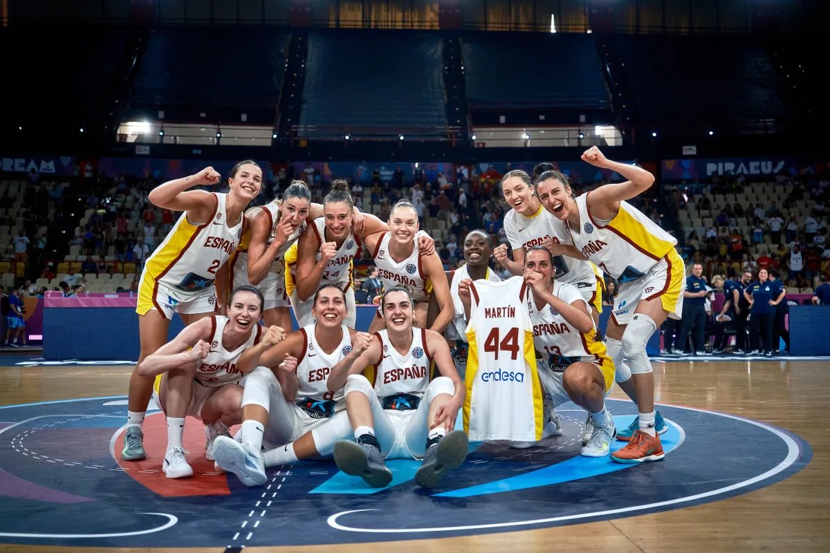 Perfumerías Avenida (@cbavenida) on Twitter photo Estamos en SEMIS 💙
Qué PARTIDO, qué RESILIENCIA
🇪🇸 88 🆚 🇨🇿 81
💙 <a href="/andrea_vilaro/">Andrea Vilaró</a>
💙 Por IYANA
💙 <a href="/RRomo7/">Raquel Romo</a> Estamos en SEMIS 💙
Qué PARTIDO, qué RESILIENCIA
🇪🇸 88 🆚 🇨🇿 81
💙 <a href="/andrea_vilaro/">Andrea Vilaró</a>
💙 Por IYANA
💙 <a href="/RRomo7/">Raquel Romo</a>