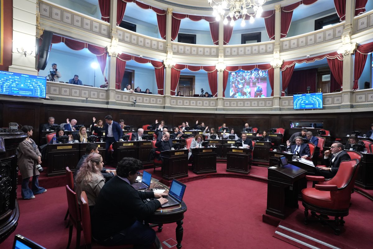 RE RE POPULISMO

Ayer en el Senado el kirchnerismo voto a favor de la re-re de cargos legislativos provinciales. Mi voto fue EN CONTRA: votar reelecciones indefinidas de legisladores en este momento es una cachetada a todo lo que esta pasando en la Provincia.

Kicillof, no quiere