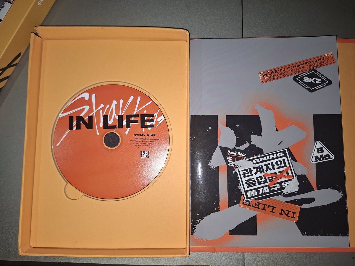 aaabfm's tweet photo. wts lfb | help rt 

stray kids album
-INLIFE 1 SET ALBUM
-w/ CHANGBIN SIGNED ALBUM
-w/ inclusions &amp; CD
-w/ 1 GOLIVE 
-P6k (nego but not so low pls)

~DM me please 
~sure buyer 
~🇵🇭 only

🏷 stray kids album signed bangchan han jisung changbin leeknow i.n hyunjin felix seungmin https://t.co/3zhM6QbNvc