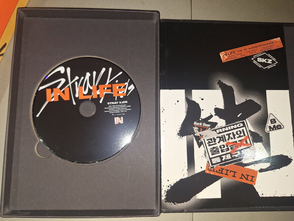 aaabfm's tweet photo. wts lfb | help rt 

stray kids album
-INLIFE 1 SET ALBUM
-w/ CHANGBIN SIGNED ALBUM
-w/ inclusions &amp; CD
-w/ 1 GOLIVE 
-P6k (nego but not so low pls)

~DM me please 
~sure buyer 
~🇵🇭 only

🏷 stray kids album signed bangchan han jisung changbin leeknow i.n hyunjin felix seungmin https://t.co/3zhM6QbNvc