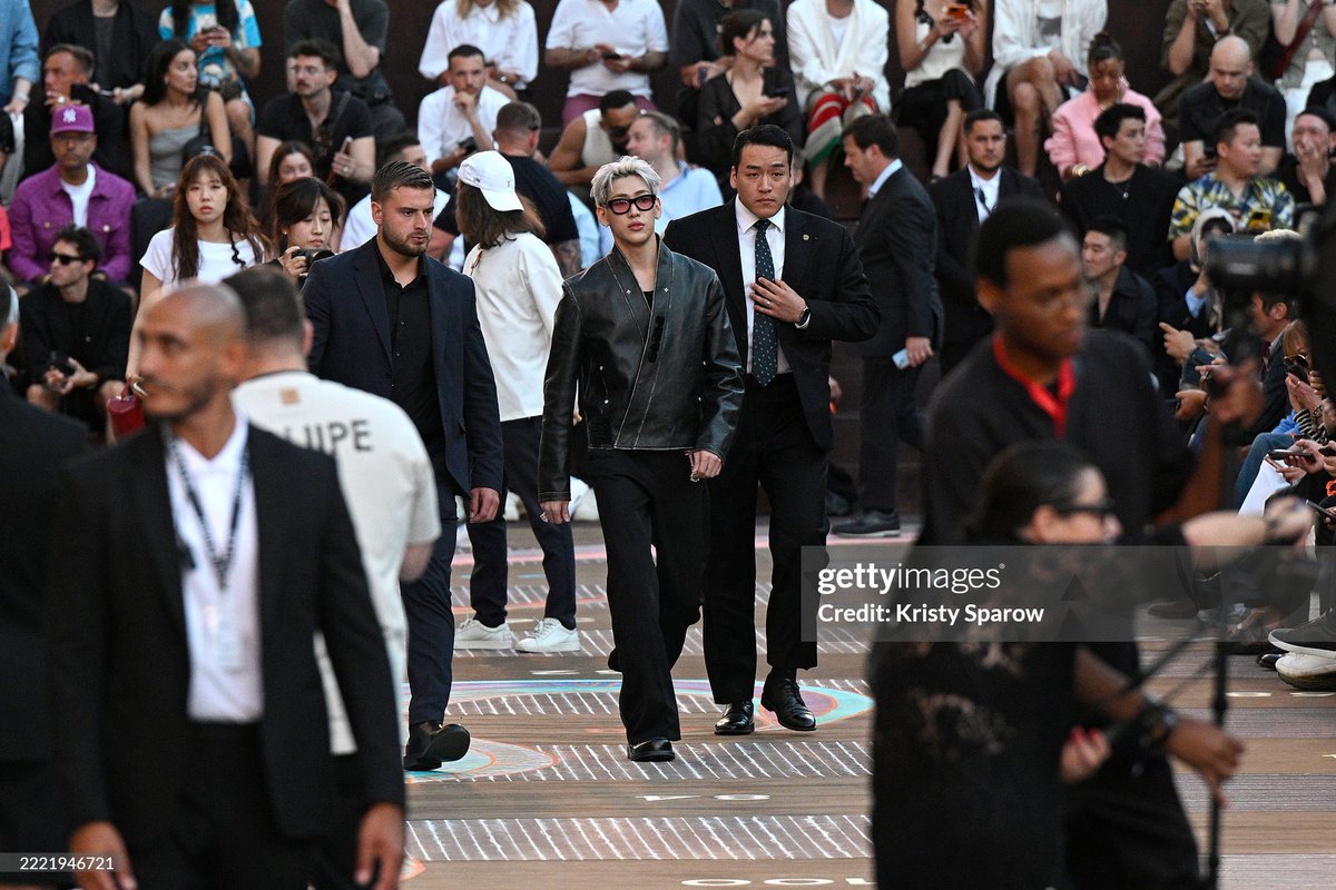 bbmesis's tweet photo. Luxury, mystery, power,wrapped in one walk.
LOUIS VUITTON ICON BAMBAM
#BamBamxLVMenSS26 #LVMenSS26 #SpringSummer26
#LouisVuitton @LouisVuitton #BamBam #뱀뱀 @BamBam1A https://t.co/g1ugQrPaIi