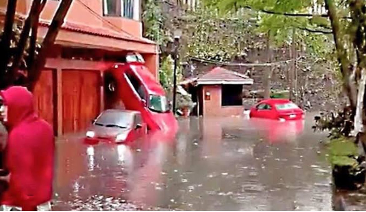 alto2273's tweet photo. #ojo @ClaraBrugadaM @A_Encinas_R 
¿Cómo es posible que piensen autorizar un megaproyecto en Periférico 2273  esq. Barranca de Pilares? 800 departamentos, 16,000 m² de oficinas, 22,000 m² de comercio 9 sótanos
…ya se les olvido como se INUNDA?
@Claudiashein @SEDEMA_CDMX @PAOTmx https://t.co/lqnEXwZ2VY
